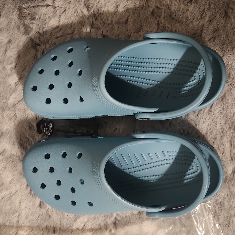 m9/m7 NWOT Crocs